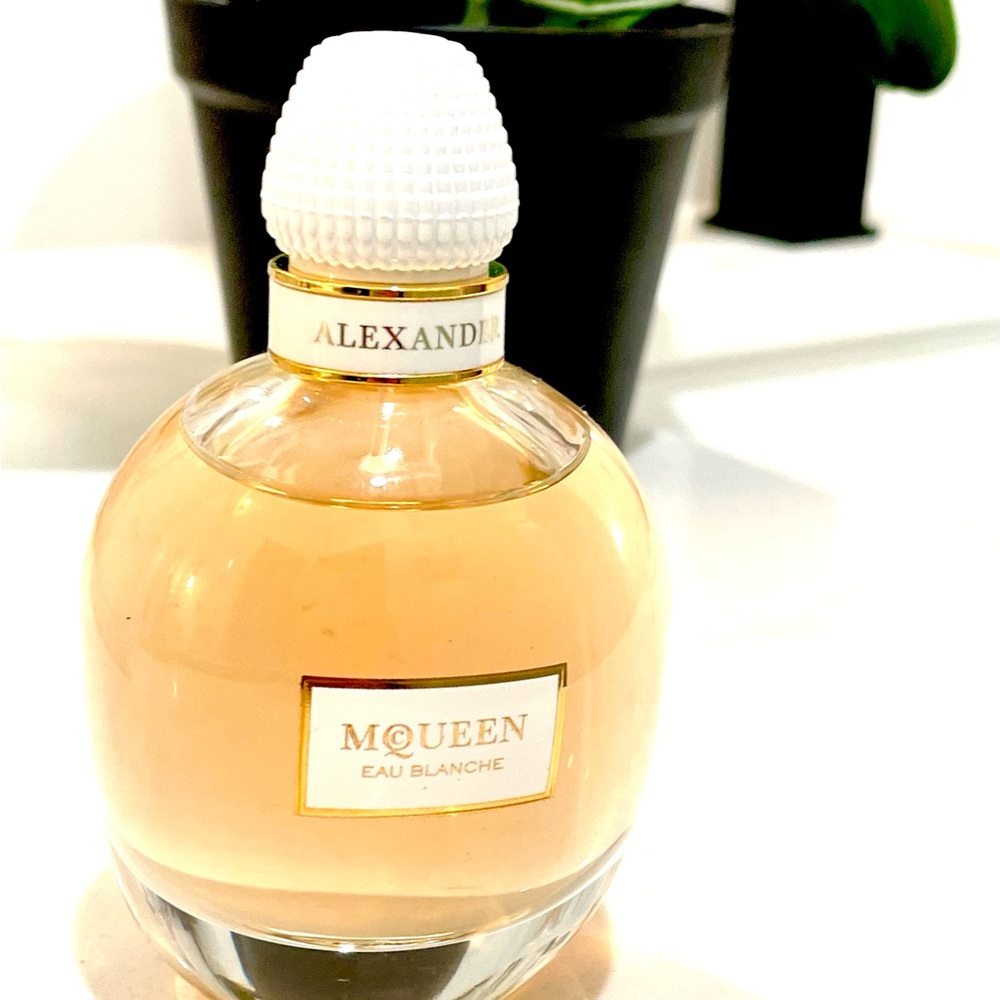 Alexander McQueen Women’s Eau de Perfume Blanche 2.5 Oz perfume Made in … - Picture 3 of 8